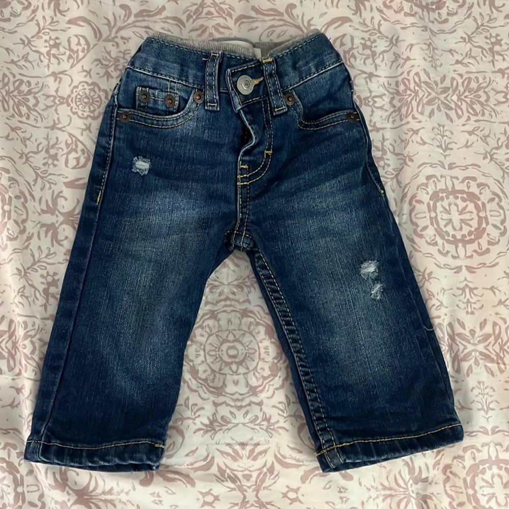 ADORABLE practically new (worn once) baby Levi jeans size 3 months 😍